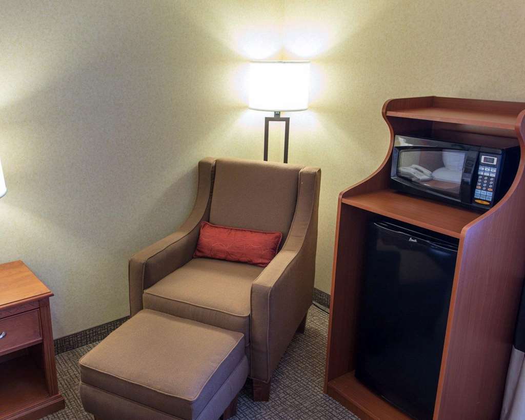 Quality Inn I-25 Pueblo Room photo